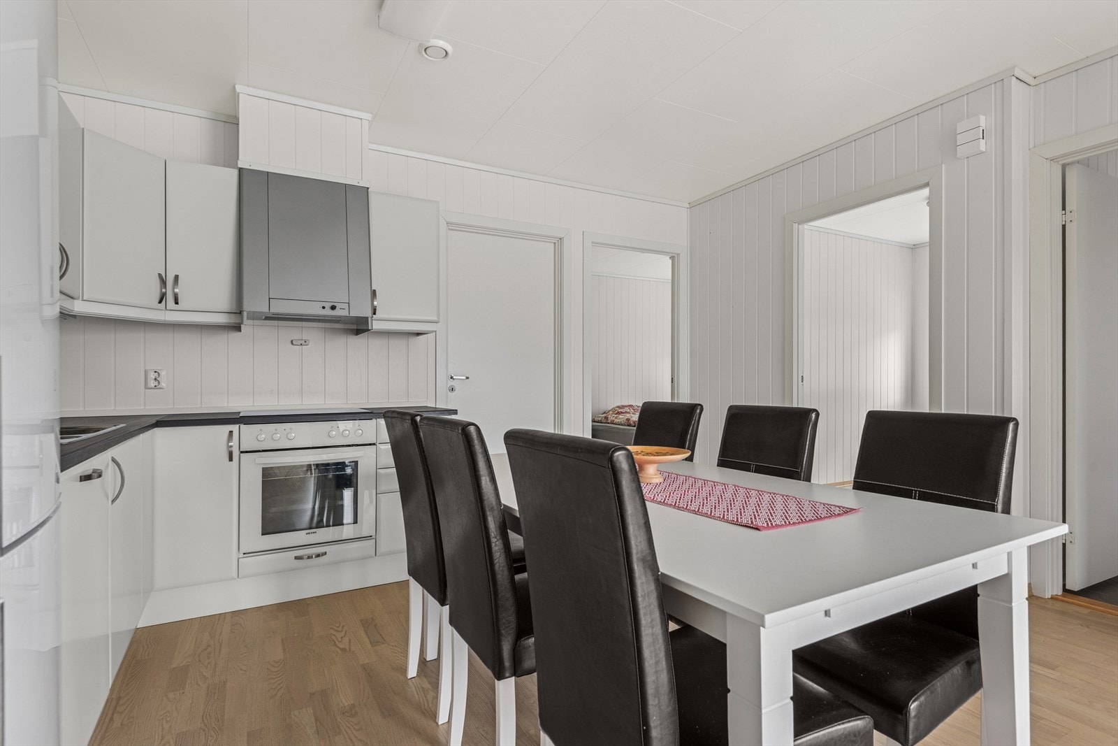 Det er godt utstyrt med oppvaskmaskin, kombiskap med kjøl og frys, stekeovn og platetopp - alt man trenger for å lage gode måltider i hyggelige omgivelser. Galleribilde