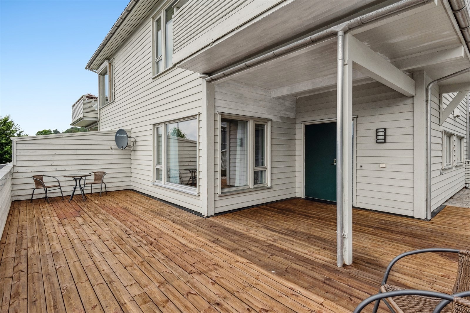 Videre åpner stue og kjøkken seg opp i en lys og luftig flate på hele 28,7 m² - et naturlig samlingspunkt for både hverdagsliv og gjestfrihet. Galleribilde