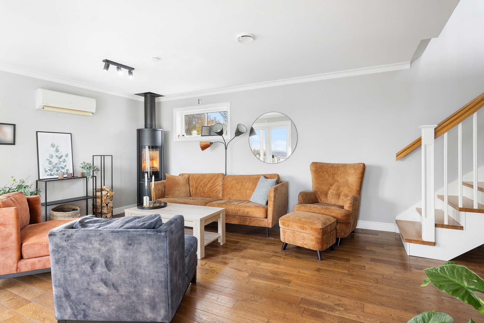 Stuen er hjertet i huset og der familien oppholder seg mest. Fin peisovn som varmer på kalde høst- og vinterdager Galleribilde