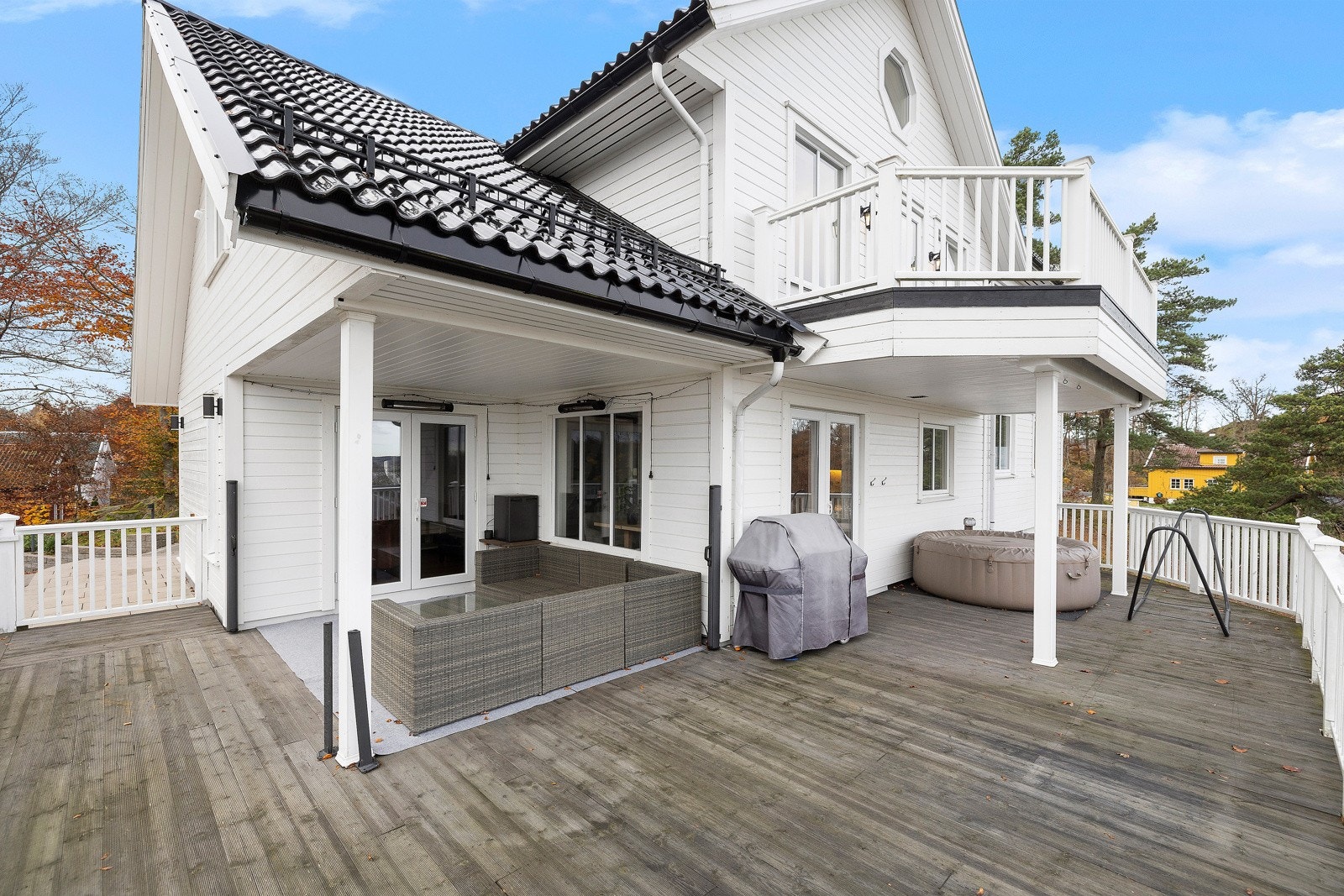 Det er god plass på verandaen til å nyte sommerdagene - møbleringsmulighetene er mange! Galleribilde