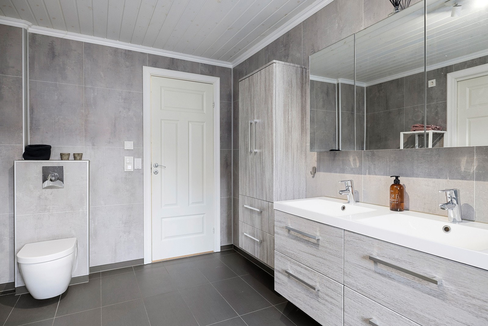 I tillegg til dette badet er det et separat toalettrom Galleribilde