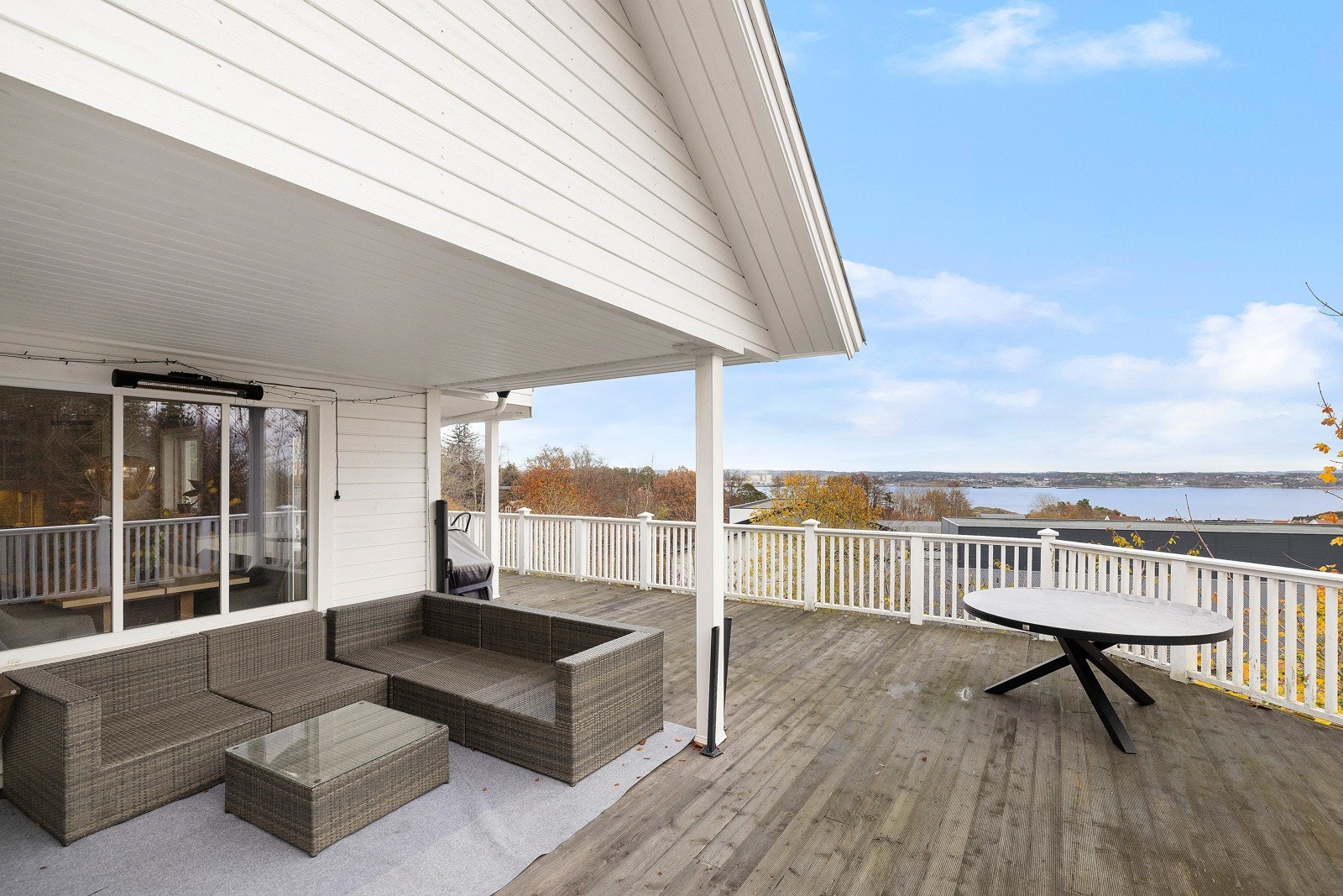 Deler av verandaen er under tak - her kan du skape en lun krok og nyte utsikten Galleribilde