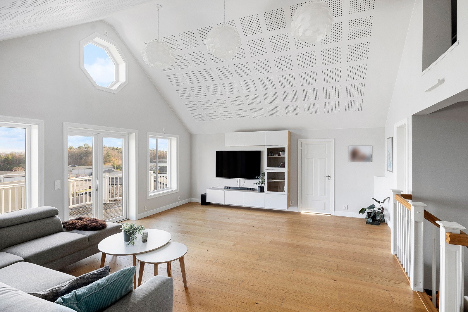 Opp trappen fra stuen kommer stue nr. 2 med god plass til sofagruppe Galleribilde