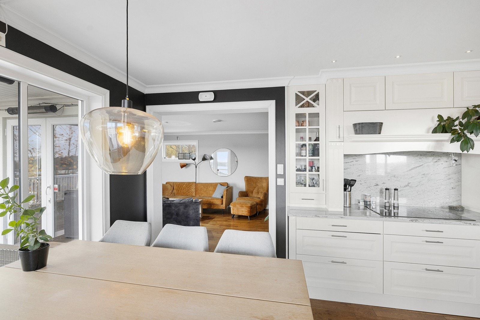 Spisebordet er plassert på kjøkkenet Galleribilde