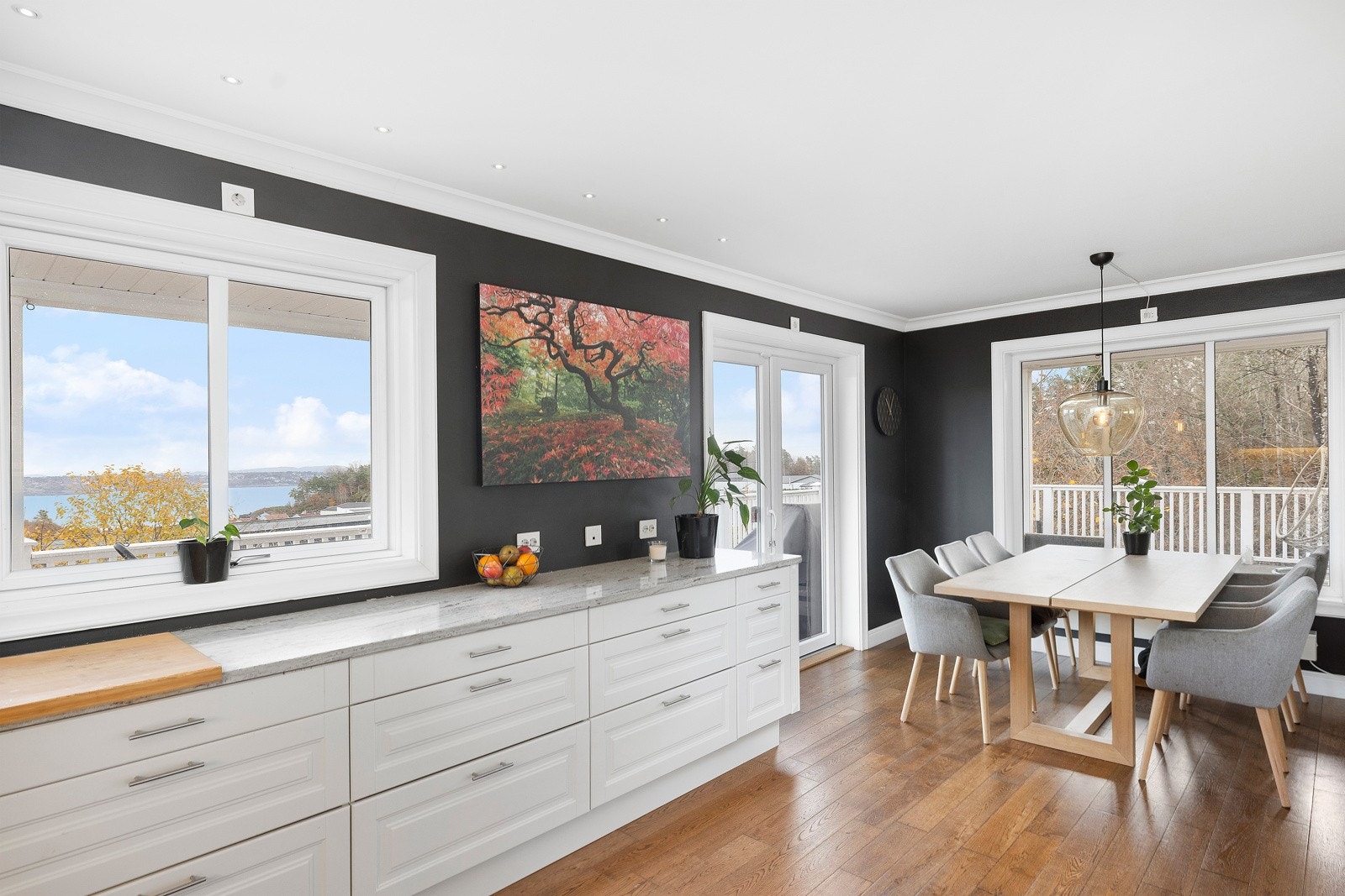 Her er det god plass til matlaging - med fint utsyn Galleribilde