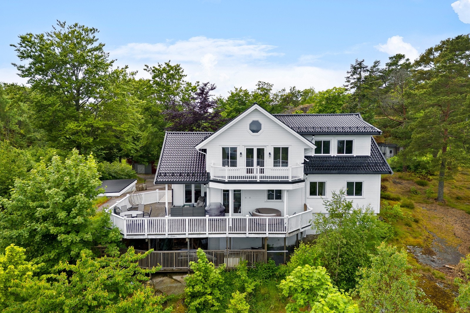 Fin og god beliggenhet i høyden - omkranset av fin grønn natur Galleribilde
