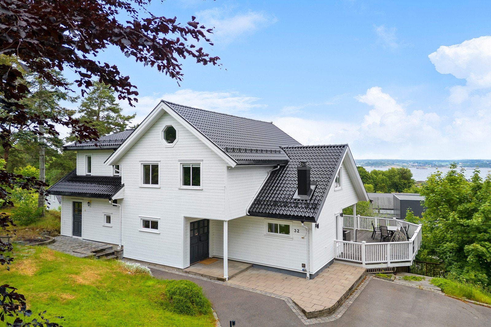 Romslig og fint bolig beliggende i høyden på Holmejordet. Galleribilde