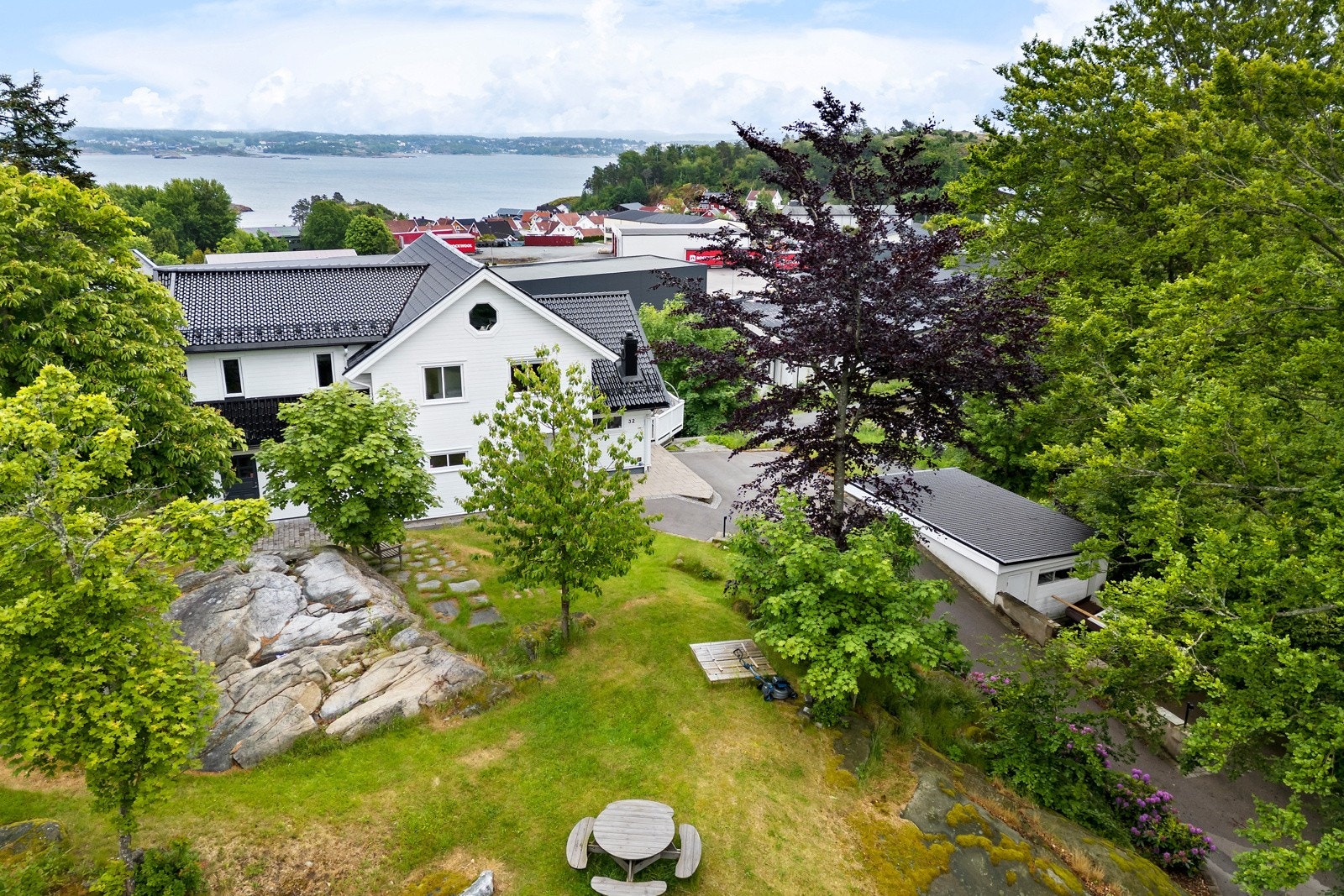 Det er flere fine uteplasser rundt huset Galleribilde