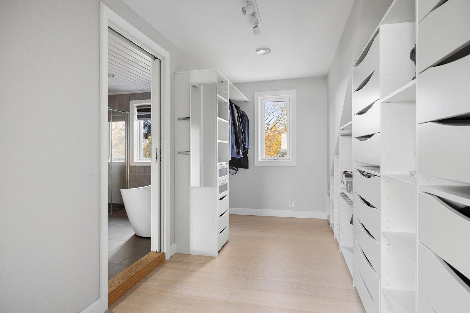 Walk-in closet i tilknytning til hovedsoverom og inngang til bad Galleribilde