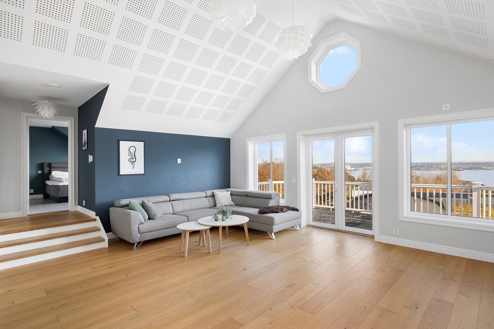 Rommet har god takhøyde og store vindusflater. Utgang til 11 kvm veranda Galleribilde