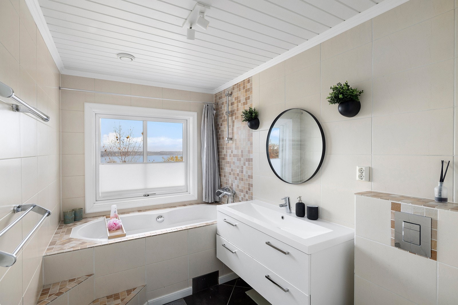 Bad i 1 etasje med badekar, toalett, servant og underskap Galleribilde