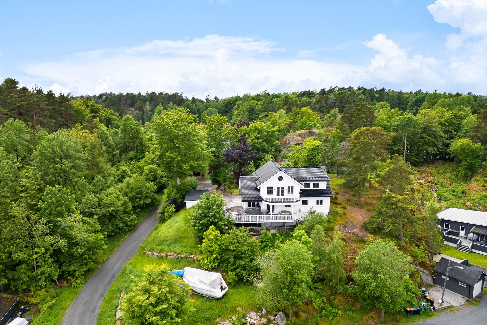 Oversiktsbilde av tomten - her er det god boltreplass Galleribilde