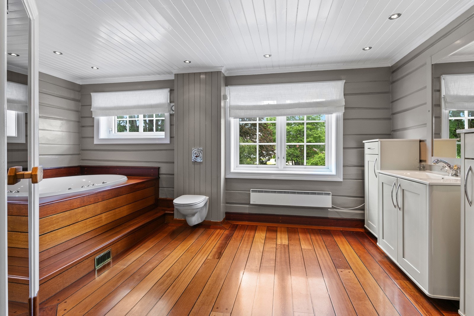 Hovedbadet er romslig og tradisjonelt med tilhørende badstu Galleribilde