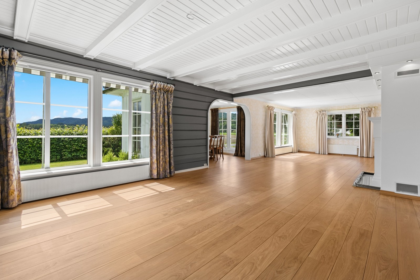 Med denne romslige og luftige stuen kan du enkelt møblere i flere soner etter eget ønske Galleribilde