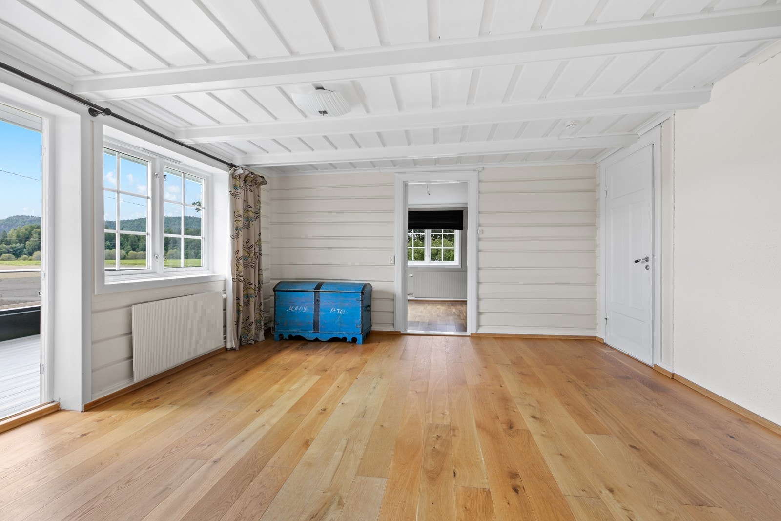 Stuen i 2. etasje har adkomst til balkong Galleribilde