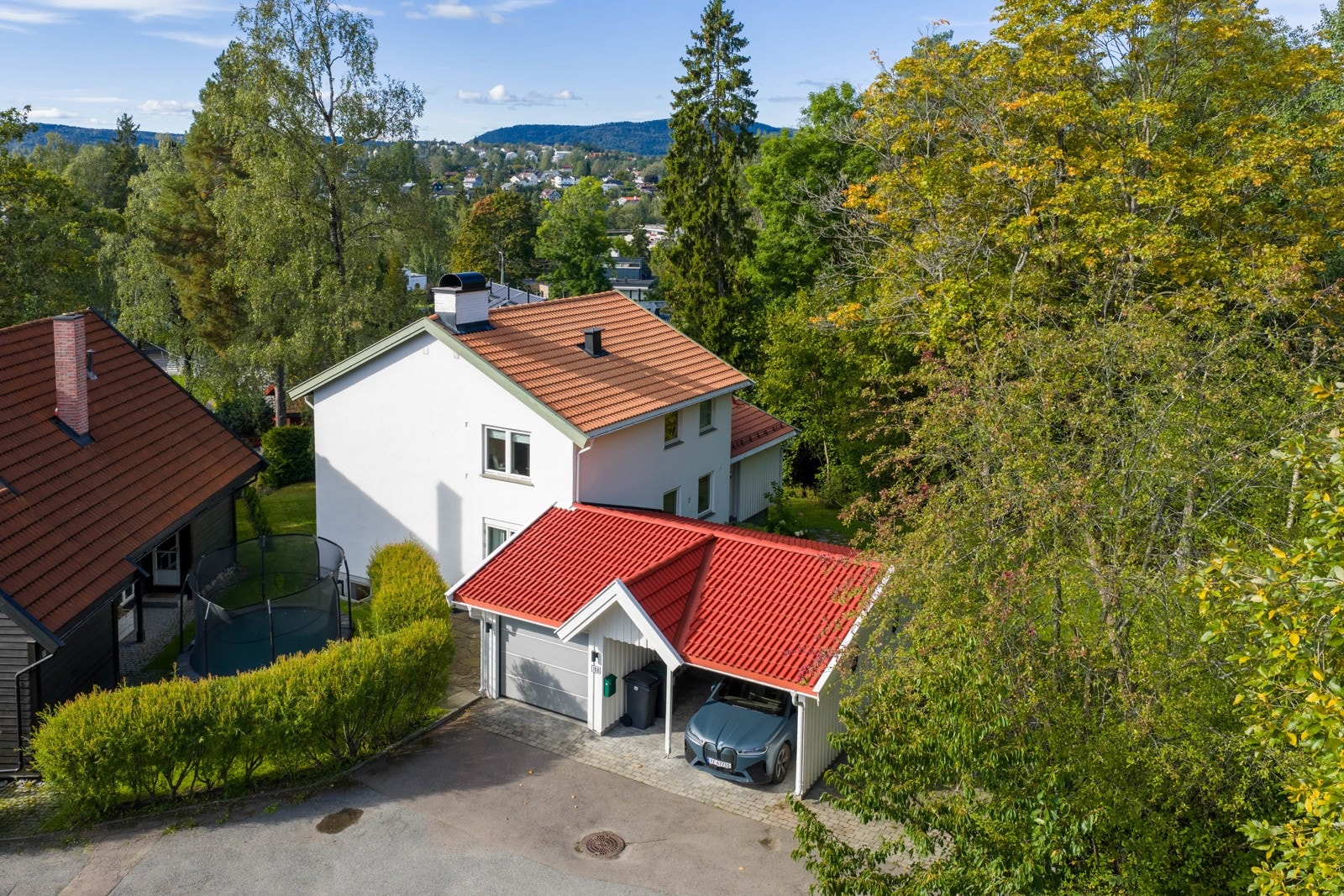 Sentral beliggenhet med ca. 15 minutters gange til Røa. Gode handlemuligheter også på Rema 1000, like ved eiendommen Galleribilde
