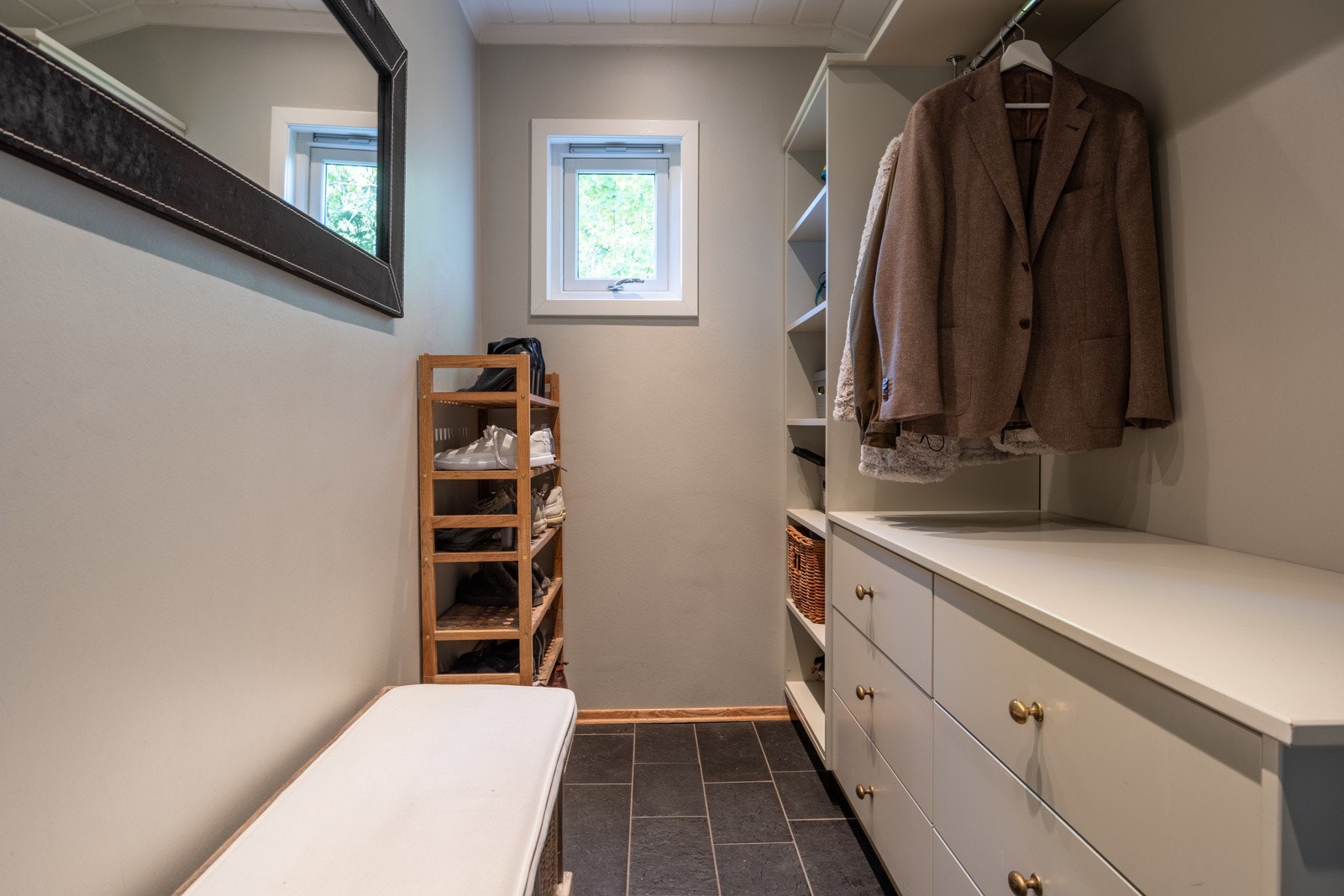 Praktisk garderobe i tilknytning til gang Galleribilde