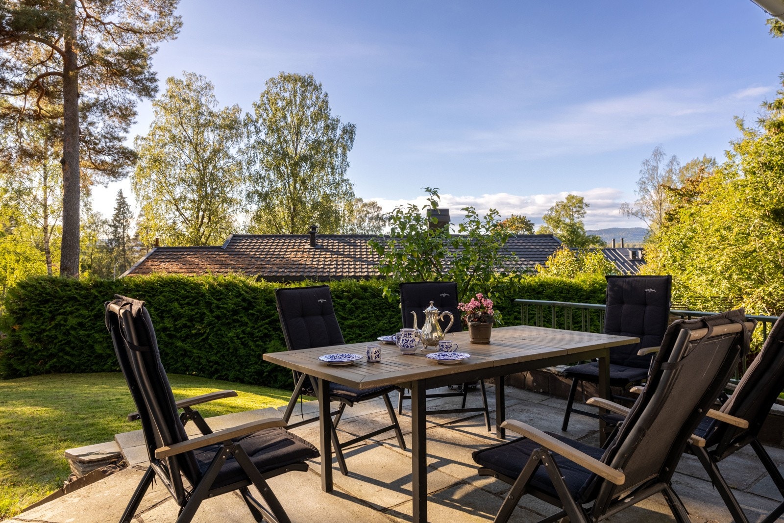 På terrassen er det gode solforhold Galleribilde