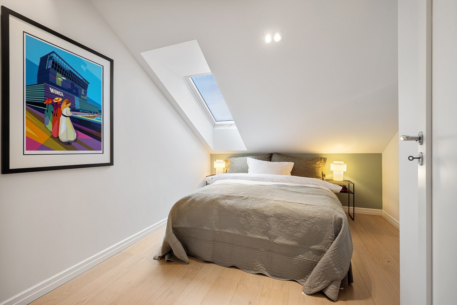 På hovedsoverommet er det god plass til dobbeltseng og nattbord. Galleribilde