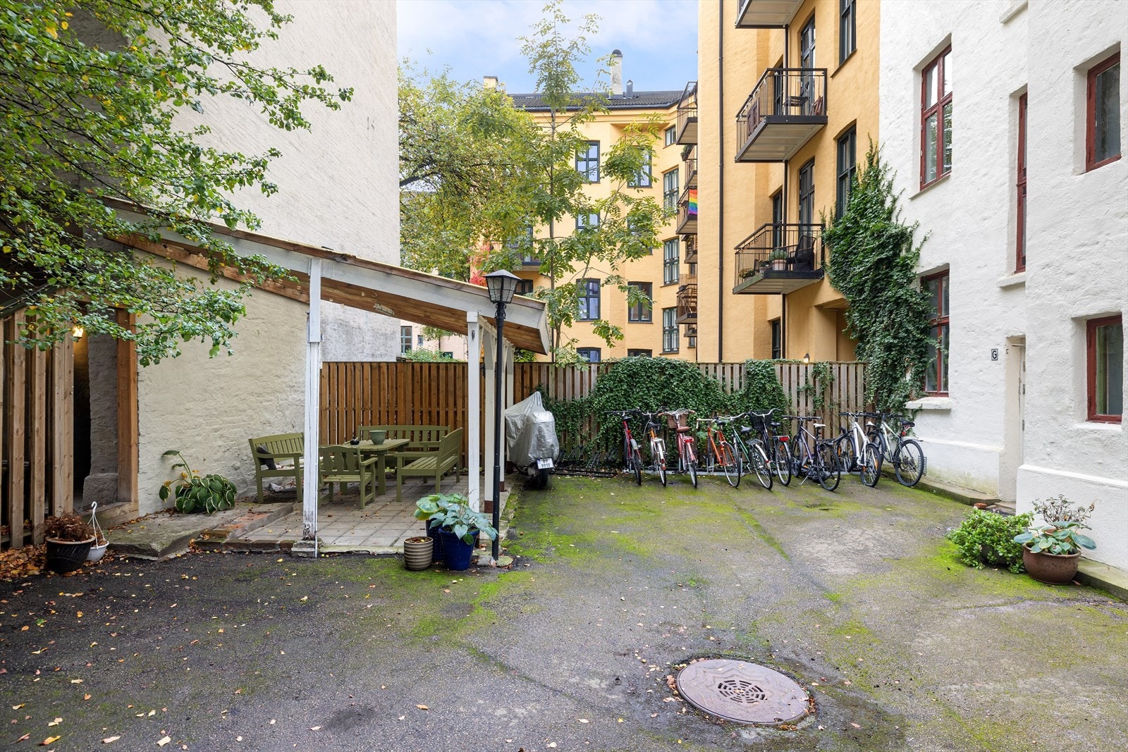 Lukket og skjermet bakgård med sittegrupper og sykkelparkering. Galleribilde
