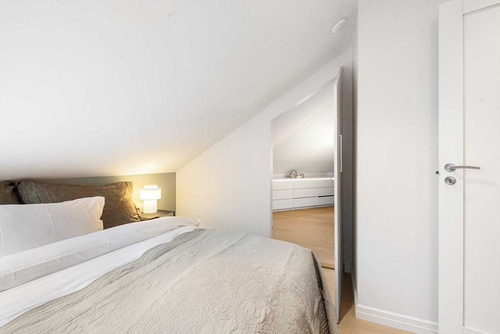 Soverommet har direkte adkomst til stor, innvendig bod. Galleribilde