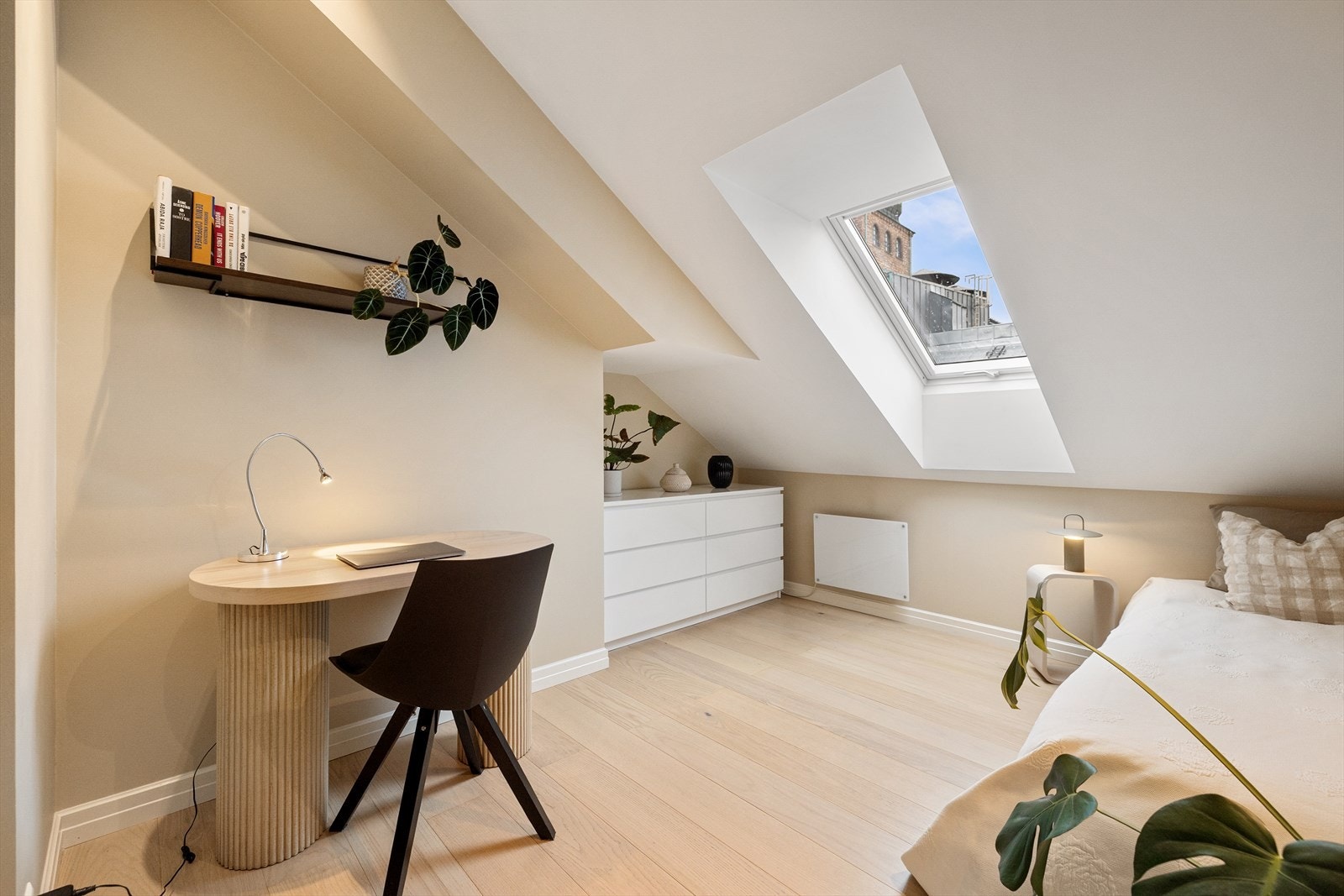 Begge rommene har store takvinduer som sikrer godt med lys og luft. Galleribilde