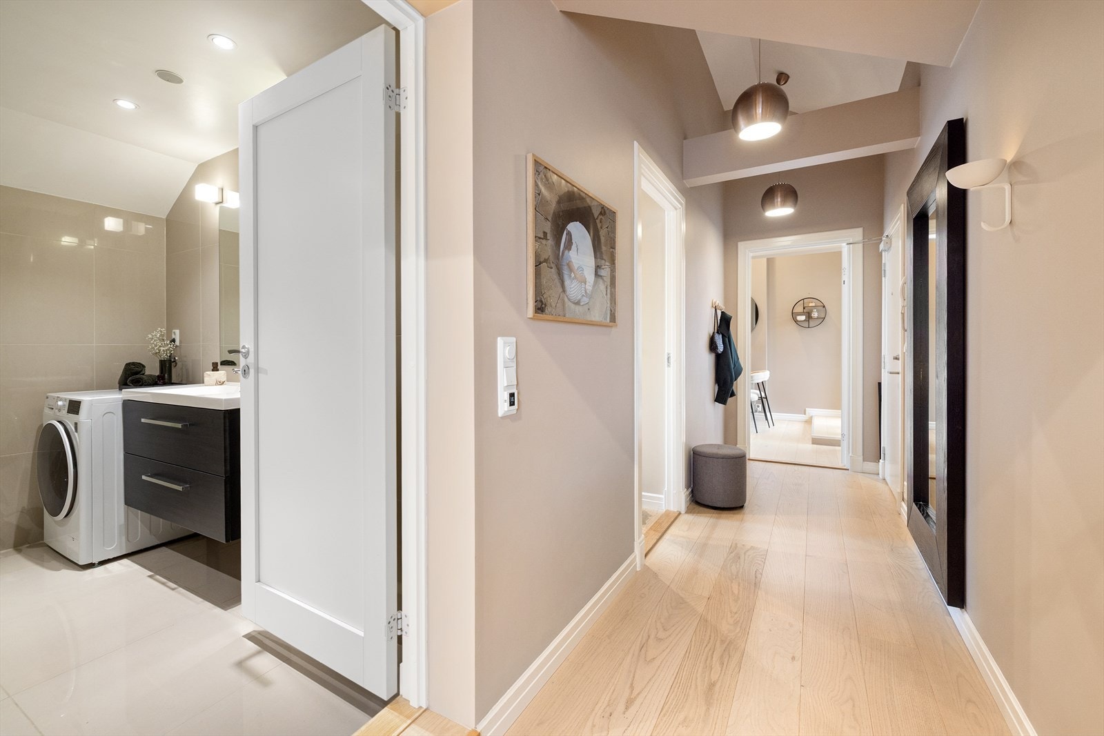 Velkommen inn! I leiligheten møtes du av en lys og flott gang som gir et godt førsteinntrykk. Galleribilde