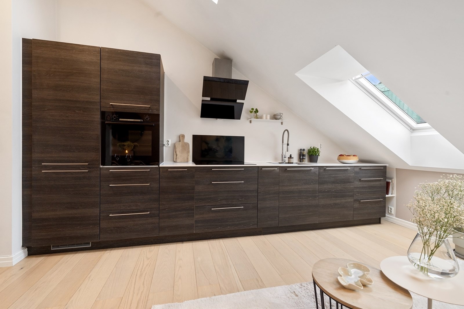 Det er integrert kjøl/fryseskap, oppvaskmaskin, stekeovn og keramisk platetopp med ventilator med kullfilter. Selger informerer om at det er satt inn ny ovn og oppvaskmaskin. Galleribilde