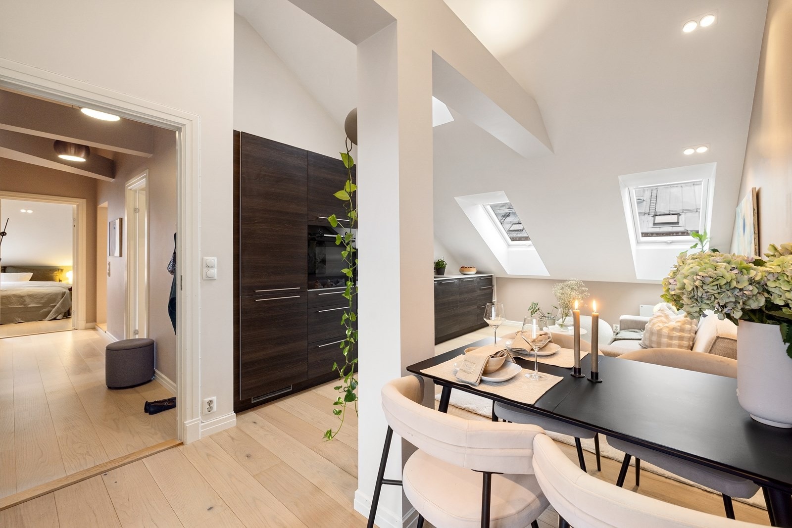 Stilfullt Kvik-kjøkken fra 2014/15. Moderne innredning med mørke, glatte fronter og benkeplate i laminat. Galleribilde