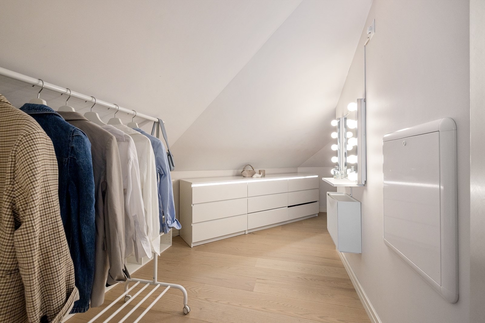 Her er det plass til både kommoder og garderobeoppheng. Boden er utstyrt med ventilasjonsaggregat, varmtvannsbereder og rørfordelingsskap. Galleribilde
