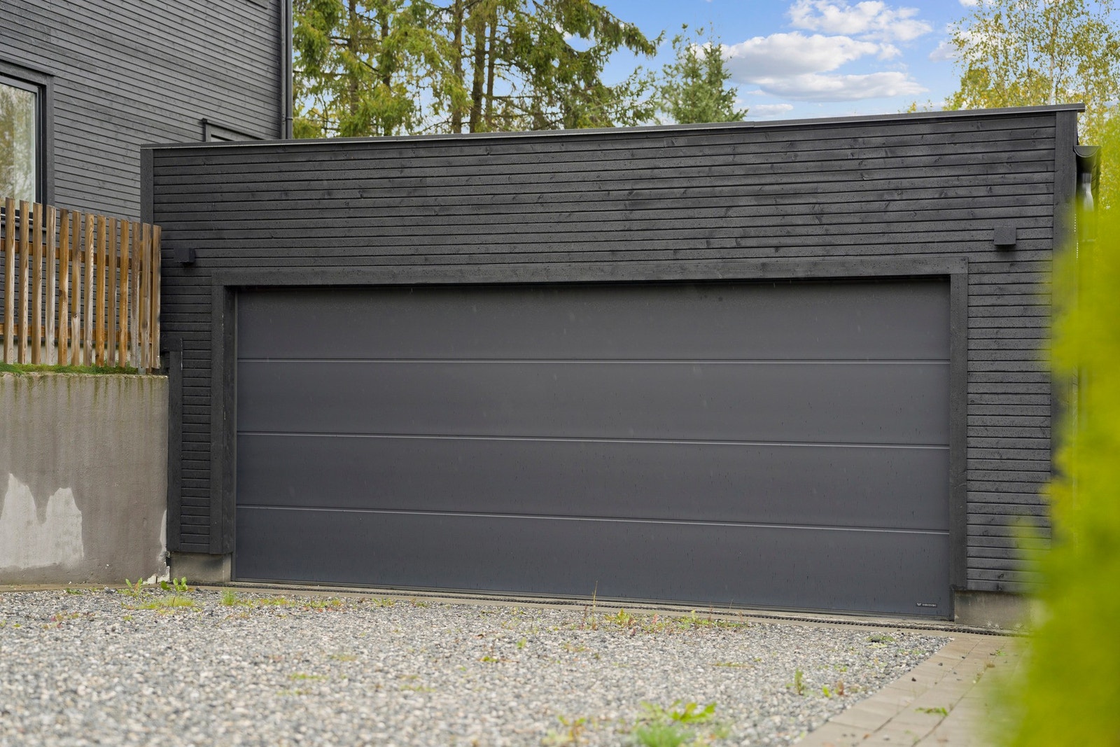 Eiendommen har en romslig dobbelgarasje på ca. 34 m² oppført i 2022 Galleribilde