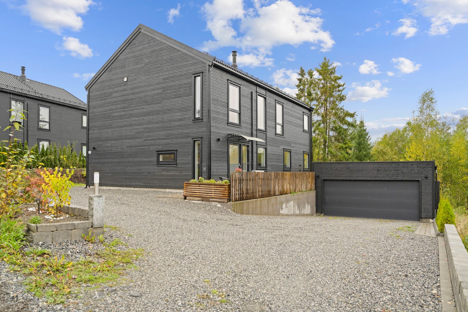 Det er i tillegg god plass til biloppstillingsplasser på egen gårdsplass. Galleribilde