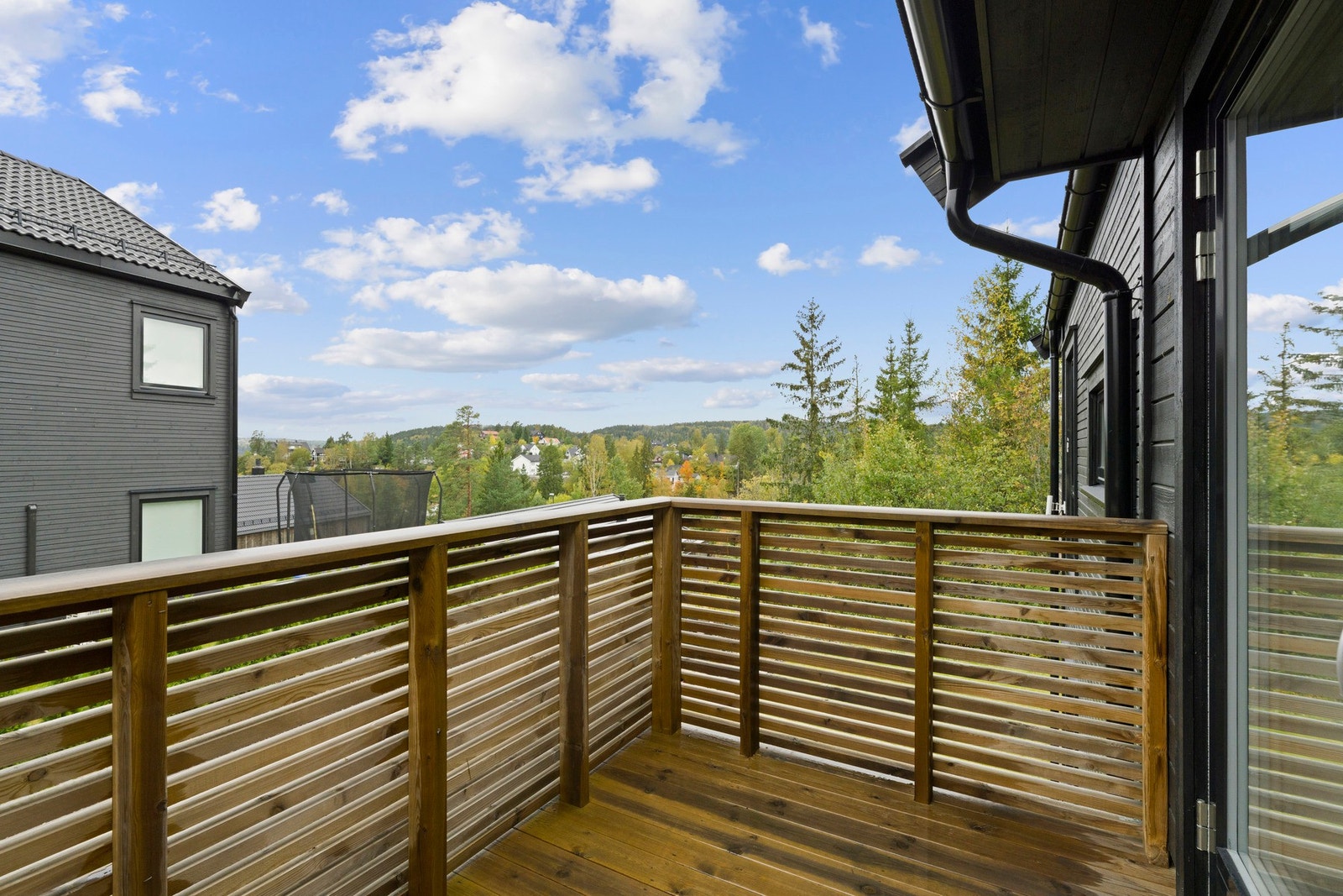 Herfra har du direkte utgang til en egen, solrik uteplass på ca. 13,5 m², ideell for rolige stunder ute med en kopp kaffe eller en god bok. Galleribilde