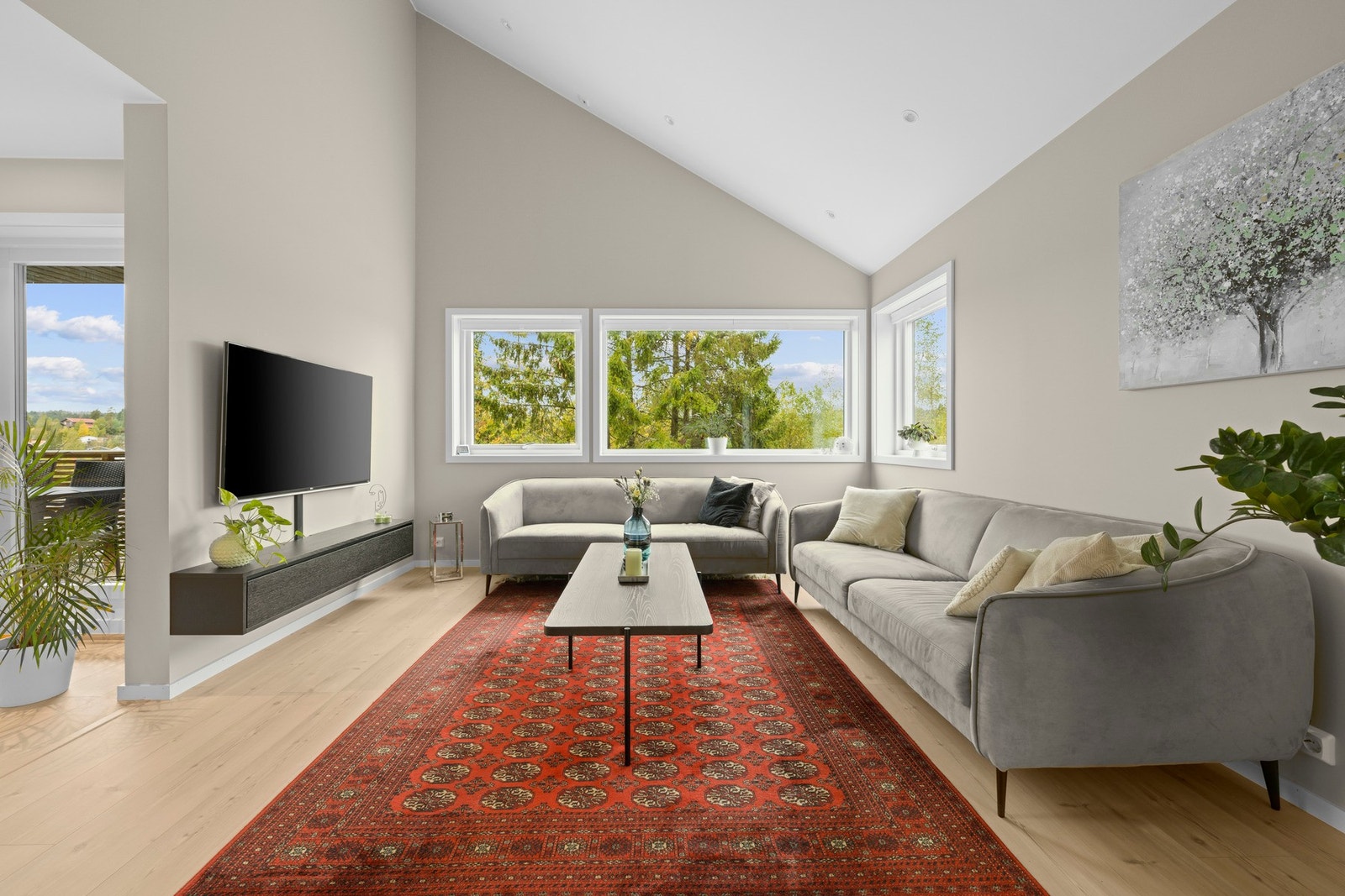 Stuen fremstår som lys og luftig, med store vindusflater som slipper inn rikelig med naturlig lys. Galleribilde