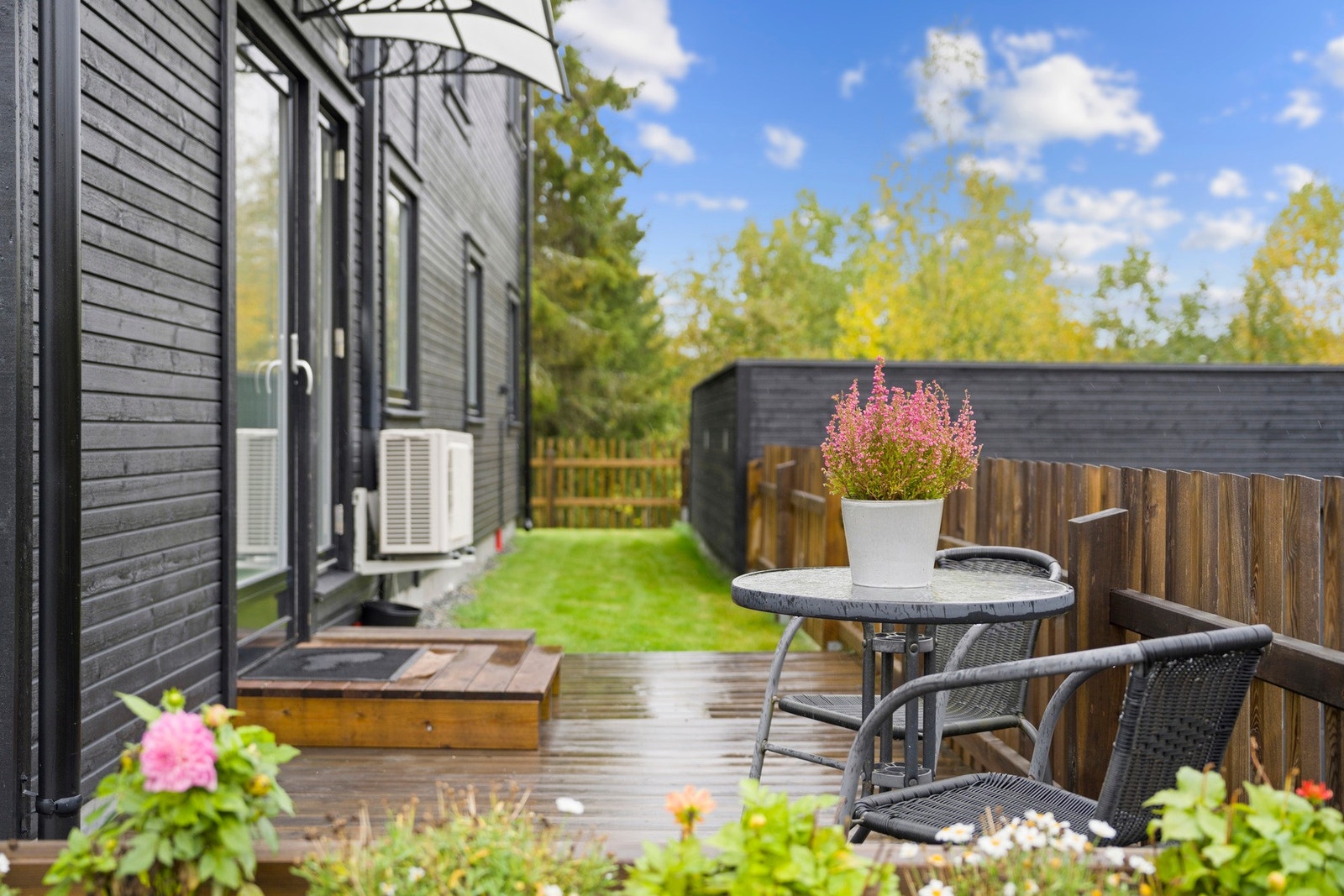 Boligen har flere flotte uteplasser som gir gode muligheter for både avslapning og sosiale sammenkomster. Galleribilde