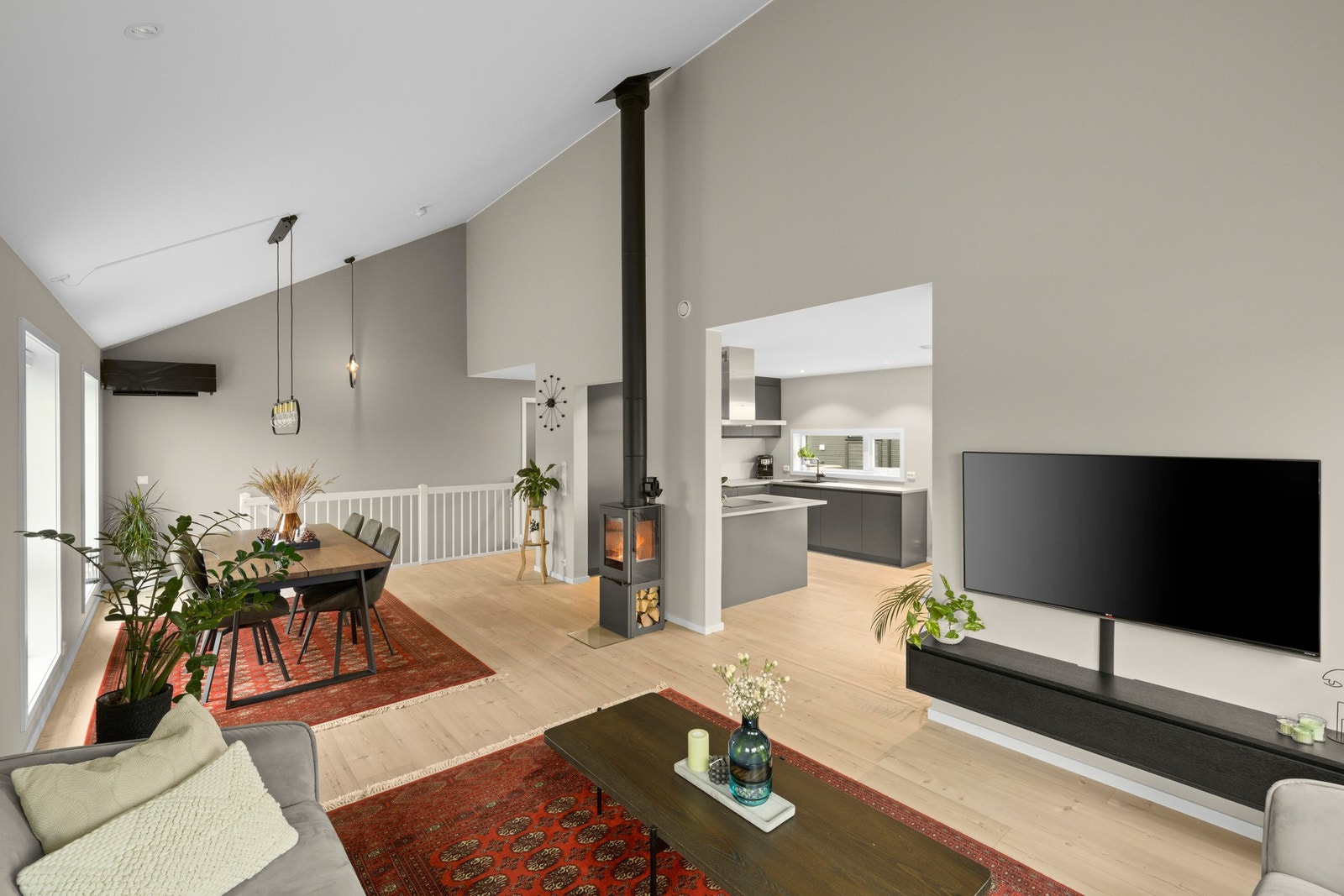 Her er det god plass til både sofagruppe og spiseplass, og den åpne planløsningen skaper en sosial atmosfære som passer både til hverdag og selskap. Galleribilde