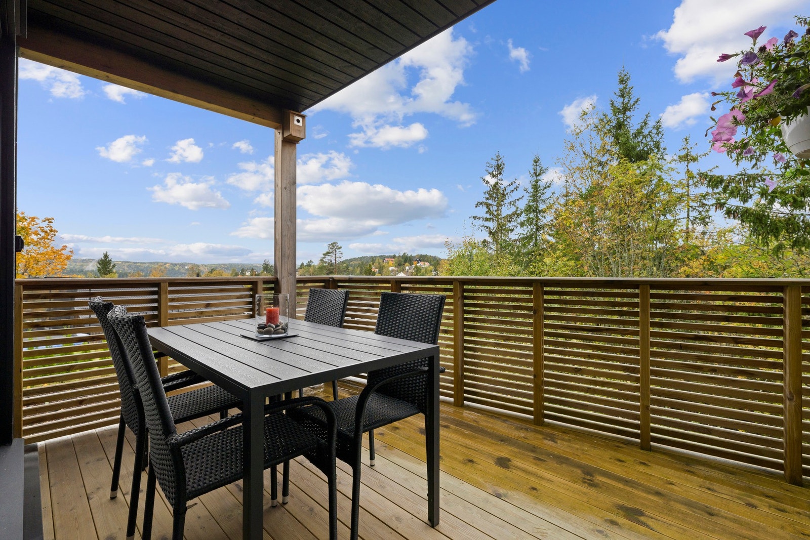 Fra andre etasje har du utgang til to romslig og solrik balkong - et perfekt sted å nyte morgenkaffen eller avslutte dagen med kveldssolen. Galleribilde