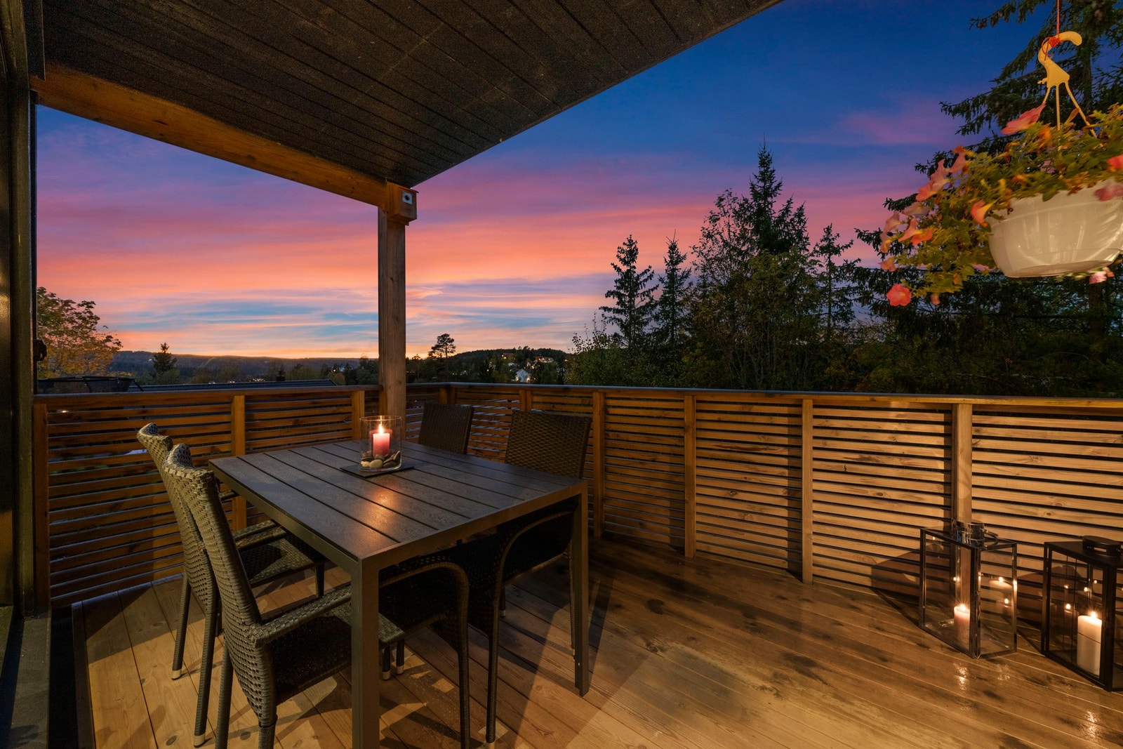 Balkongen gir et trivelig uterom med god plass til sittegruppe eller små beplantninger, og bidrar til å forlenge oppholdsrommet i sommerhalvåret. Galleribilde