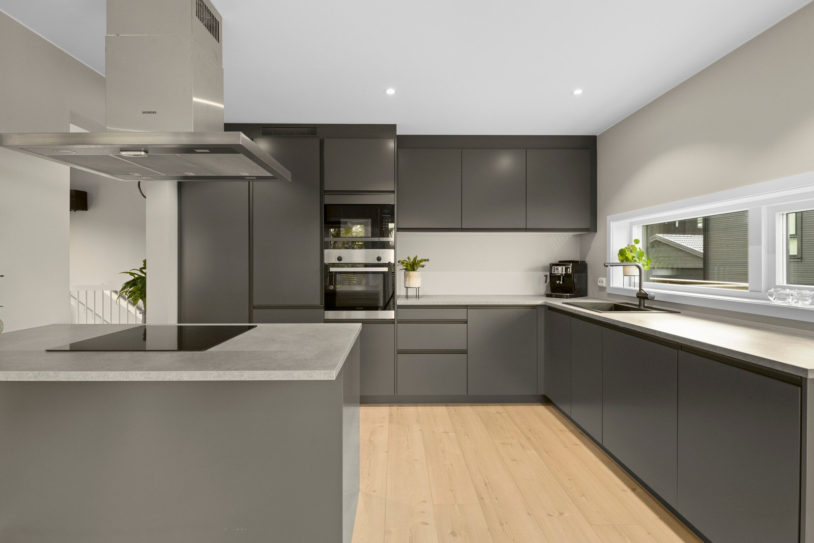 Her er det god arbeidsplass og effektiv planløsning som gjør matlagingen både praktisk og hyggelig. Galleribilde