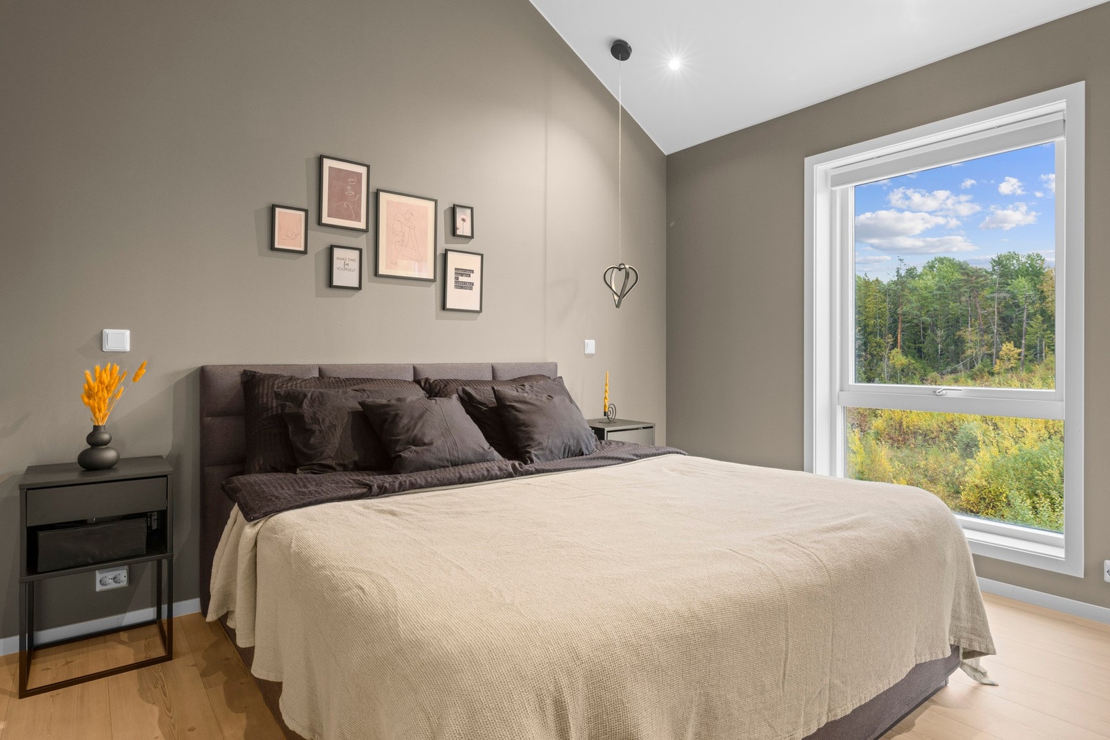 Hovedsoverommet ligger skjermet til og utgjør en egen privat sone Galleribilde