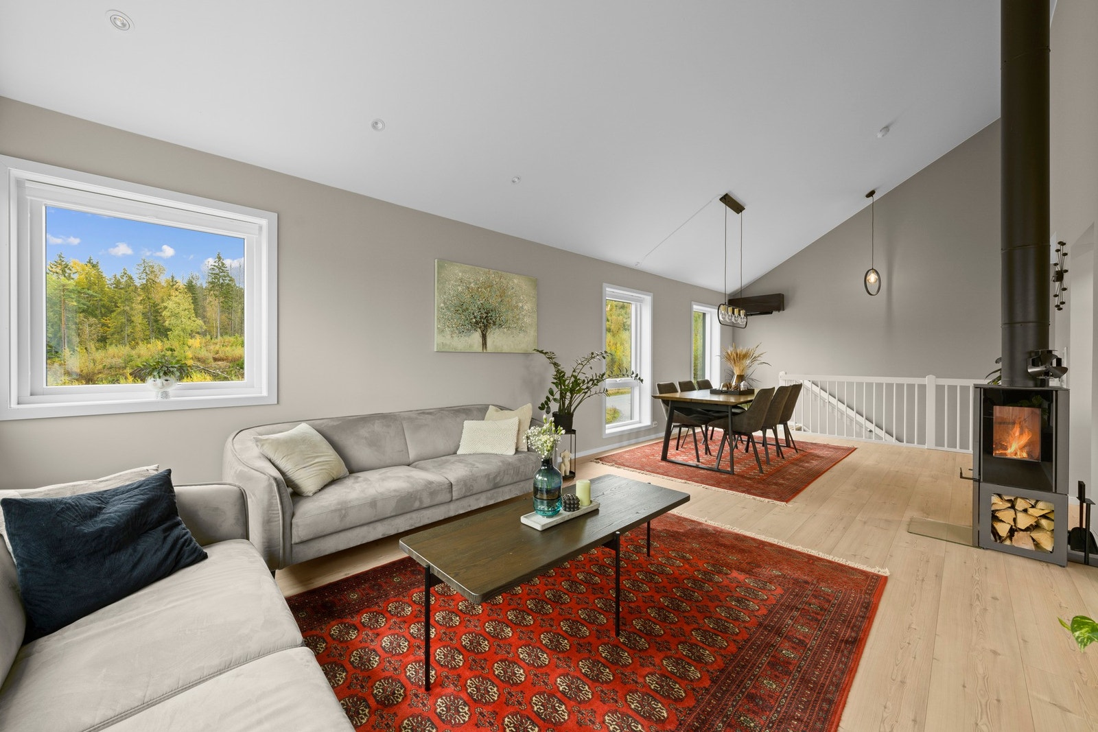 En moderne vedovn gir ekstra varme og hygge på kalde dager Galleribilde