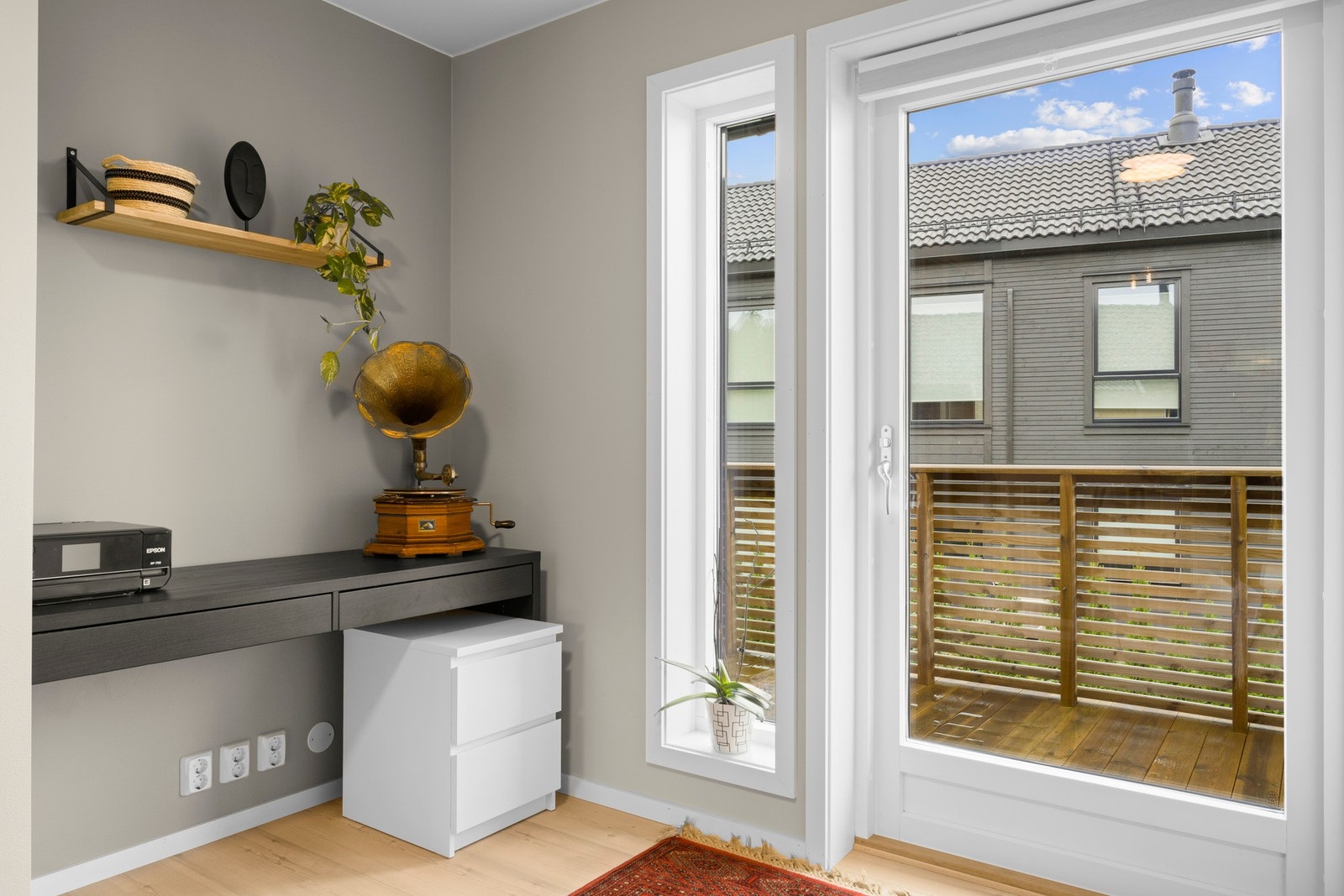 Det hyggelige allrommet er et sosialt og anvendelig rom som passer perfekt som lesekrok, spisekrok eller lekeområde. Galleribilde