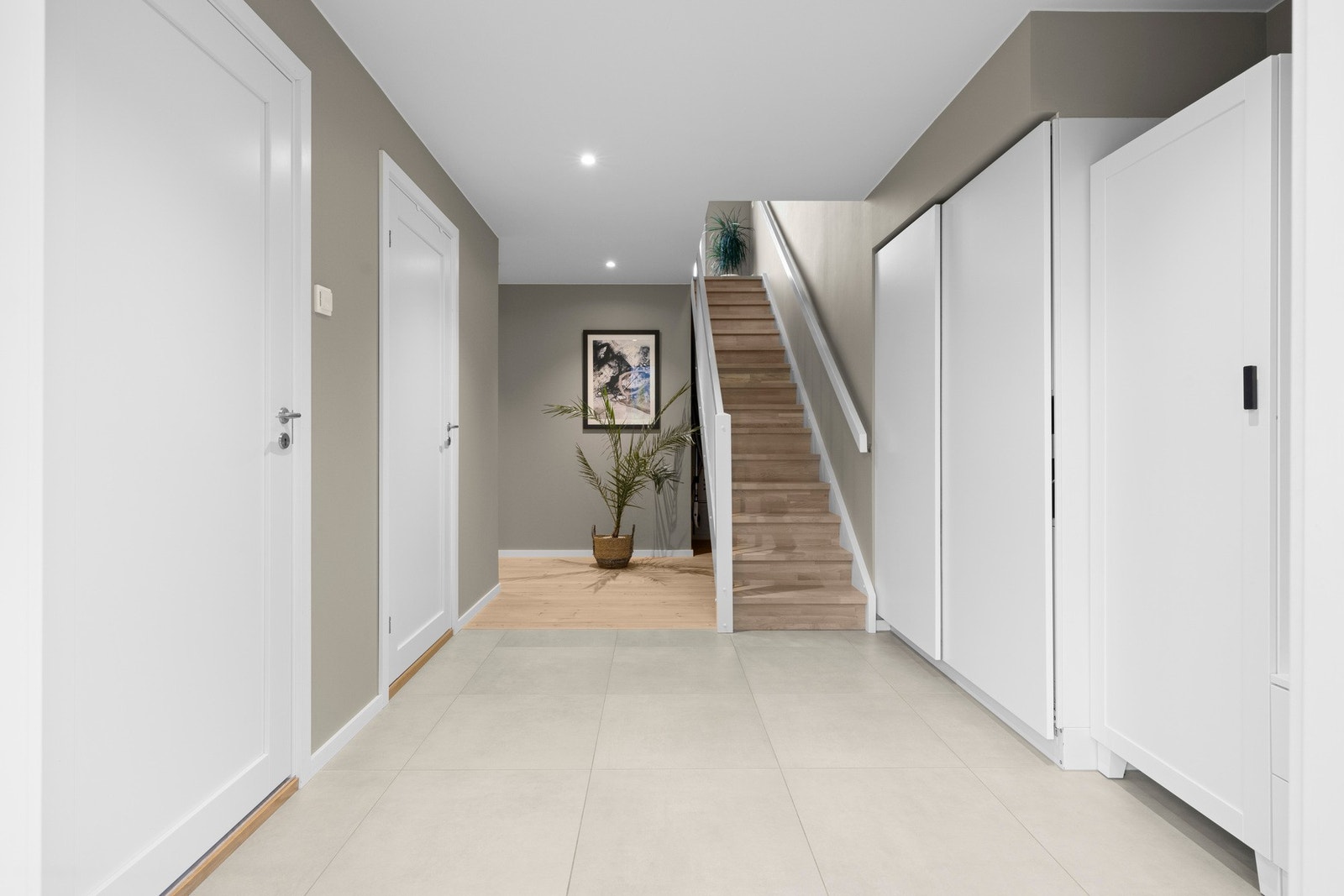 Boligen ønsker velkommen med en innbydende entré som gir et ryddig førsteinntrykk. Her er det god plass til oppbevaring av yttertøy og sko, og du får et naturlig bindeledd mellom de ulike rommene i første etasje. Galleribilde
