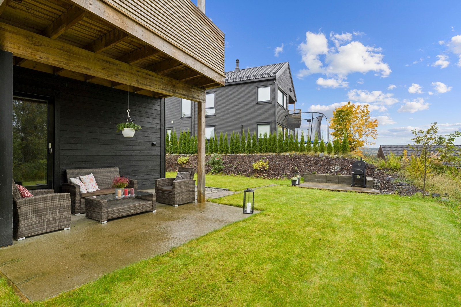 Boligen har en praktisk og moderne hybel med egen inngang, som gir mange muligheter - enten du ønsker stabile leieinntekter, plass til ungdom i familien, eller et hjemmekontor med separat adkomst. Galleribilde