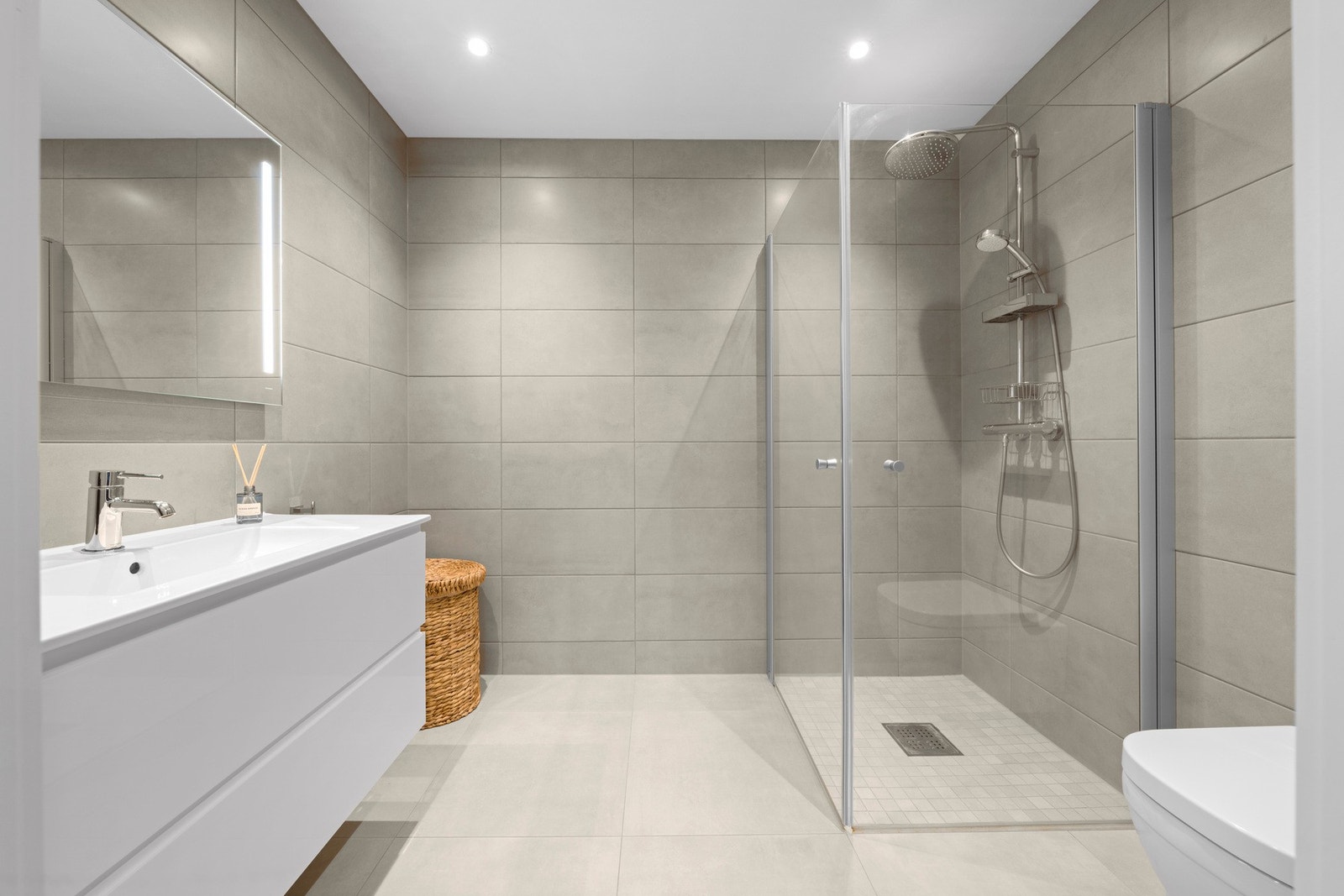 fliser, dusjhjørne og moderne sanitærutstyr. Galleribilde