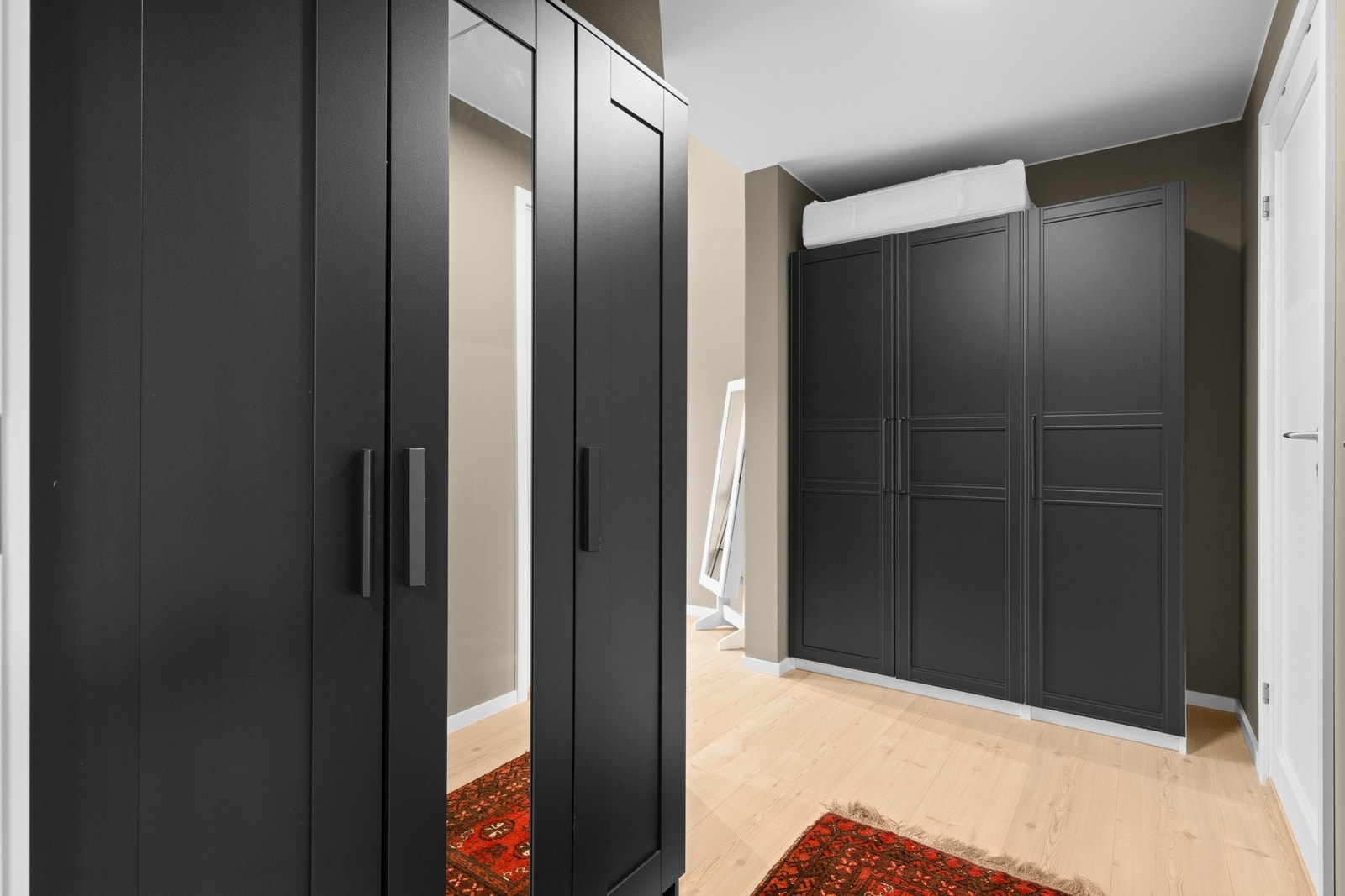 med walk-in-garderobe og eget bad - en ekte master suite som gir det lille ekstra i hverdagen. Galleribilde