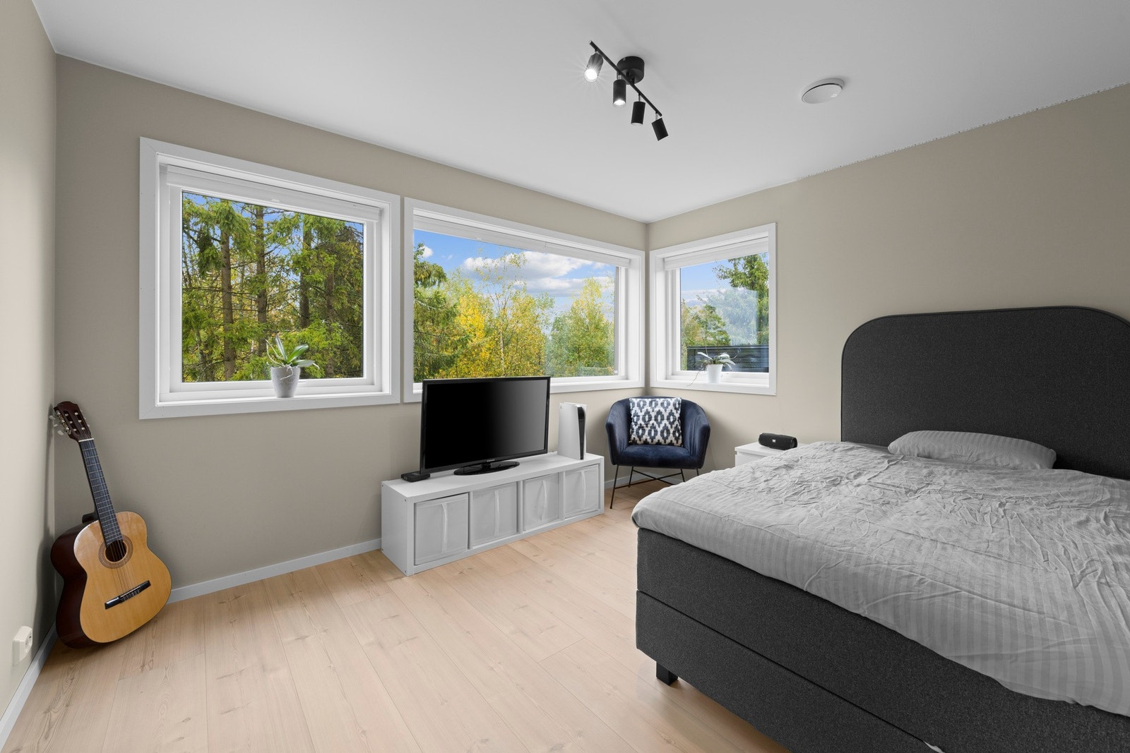 Boligen tilbyr flere romslige og lyse soverom med fleksible bruksområder. Rommene kan enkelt tilpasses familiens behov - enten som barnerom, hjemmekontor eller gjesterom. Galleribilde