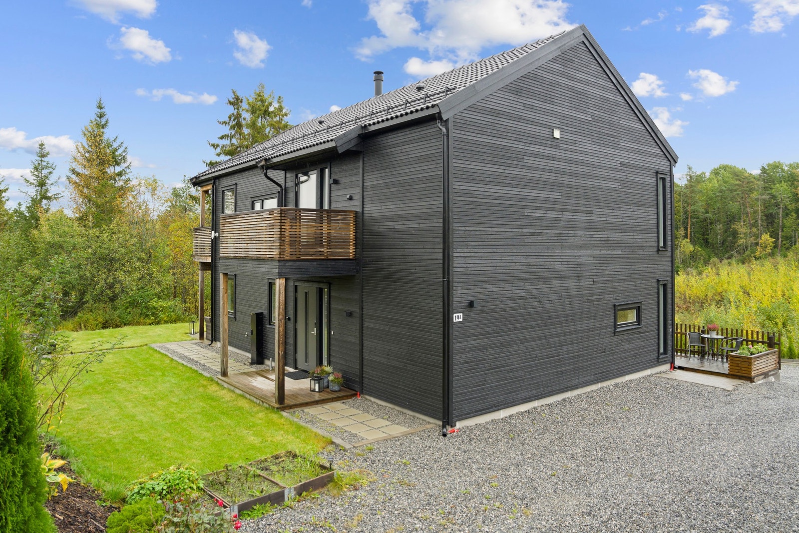 God plass til sittegruppe, spiseplass og grill - et naturlig samlingspunkt på varme sommerdager. Galleribilde