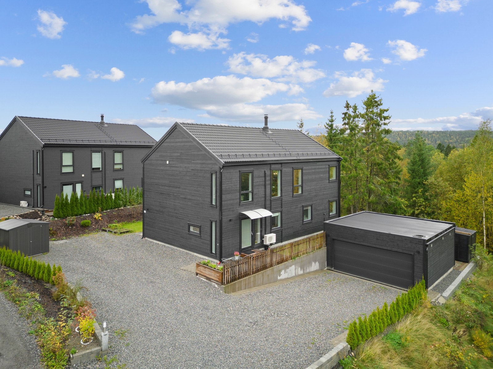 Vinterbro er et attraktivt og familievennlig boligområde i sterk vekst - kjent for sin ideelle kombinasjon av kort vei til Oslo og umiddelbar nærhet til vakker natur. Her bor du tilbaketrukket i grønne, fredelige omgivelser, omgitt av hyggelige nabolag do Galleribilde