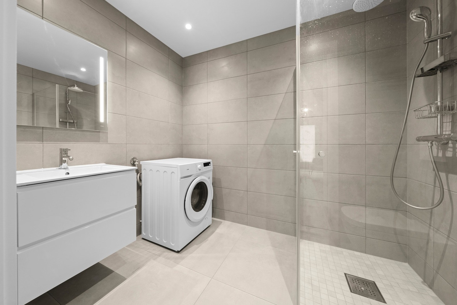 Hybelen har eget bad med flislagte overflater, dusjhjørne, vegghengt toalett, servant og opplegg for vaskemaskin. Elektriske varmekabler og balansert ventilasjon gir komfort og et sunt inneklima. Galleribilde